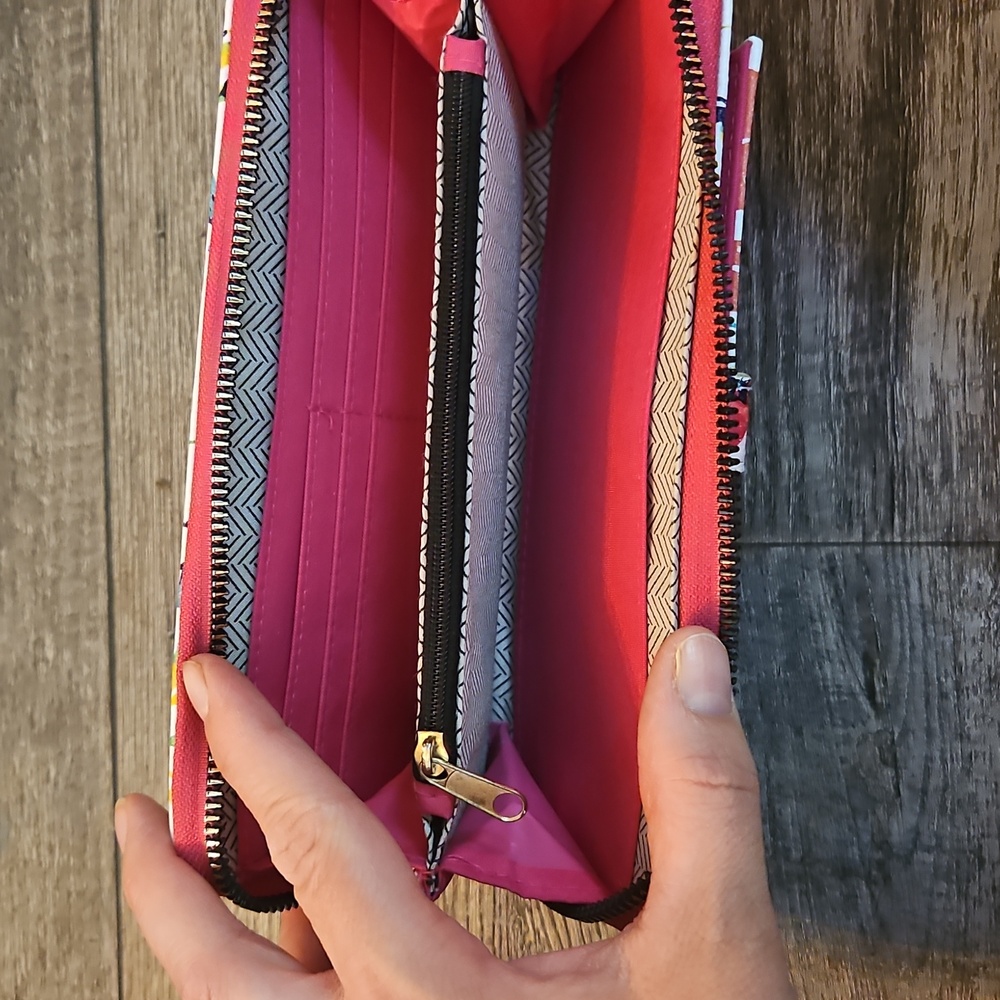 Floral Wallet with Vibrant Colors - Picture 4 of 8